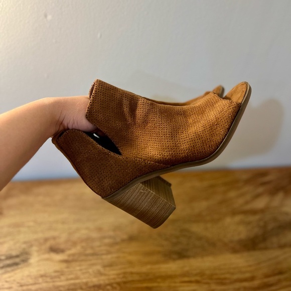‼️FINAL SALE MUST GO‼️✨GORGEOUS OPEN TOE BOOTIES✨ - Picture 1 of 7